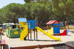 Een speeltuin op Camping el delfin verde 