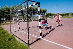 Voetballende kinderen op Camping el delfin verde 