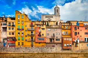 Een blik op de stad Gerona, Spanje op een zonnige dag